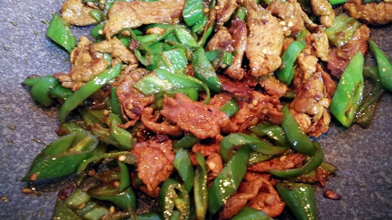 辣妹子炒肉辣!辣!辣!,继续煸炒,炒出辣椒的辣味儿。