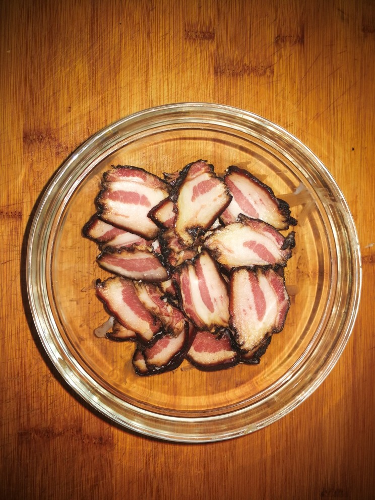 腊肉炒白菜,将<a style='color:red;display:inline-block;' href='/shicai/ 436'>腊肉</a>放入锅炒出油。