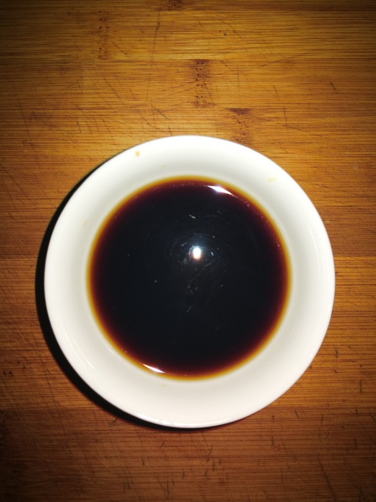 腊肉炒白菜,放入调好的汁。