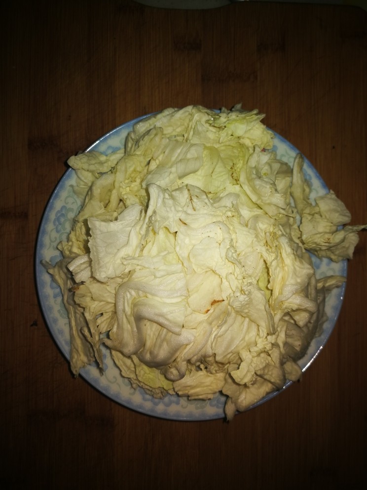 腊肉炒白菜,在放入<a style='color:red;display:inline-block;' href='/shicai/ 114'>白菜</a>。