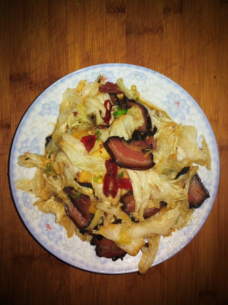 腊肉炒白菜,炒两分钟出锅即可。