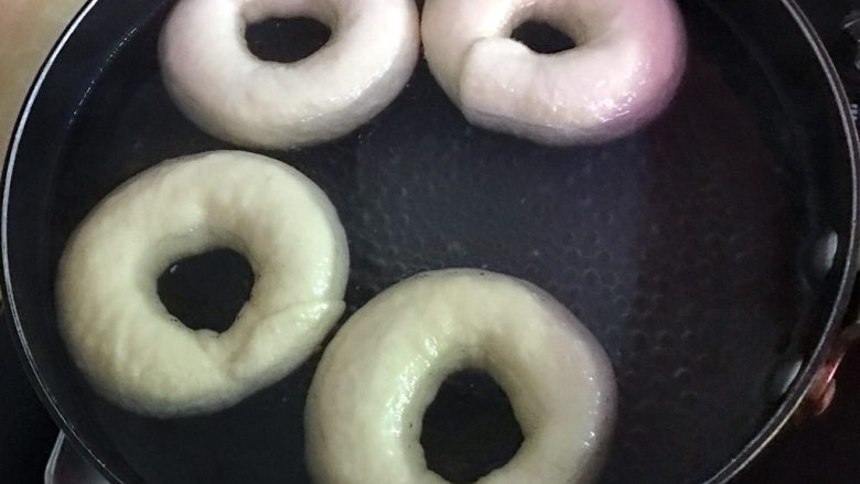 原味贝果,烧开后转小火,放入贝果正反面各煮一分钟捞起沥干<a style='color:red;display:inline-block;' href='/shicai/ 156925'><a style='color:red;display:inline-block;' href='/shicai/ 156925'>水</a></a>份。