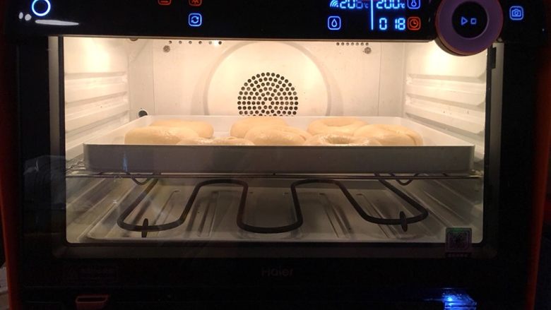 原味贝果,放入烤箱,200度烘烤18分钟。