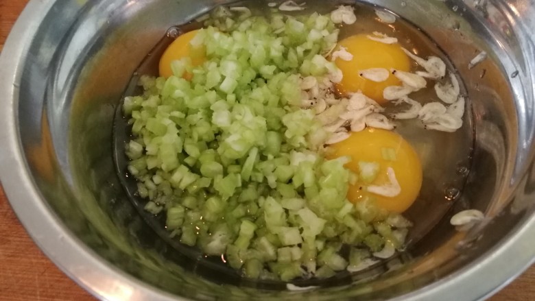 快手早餐&香芹小虾米鸡蛋饼,切碎的香芹放进鸡蛋里