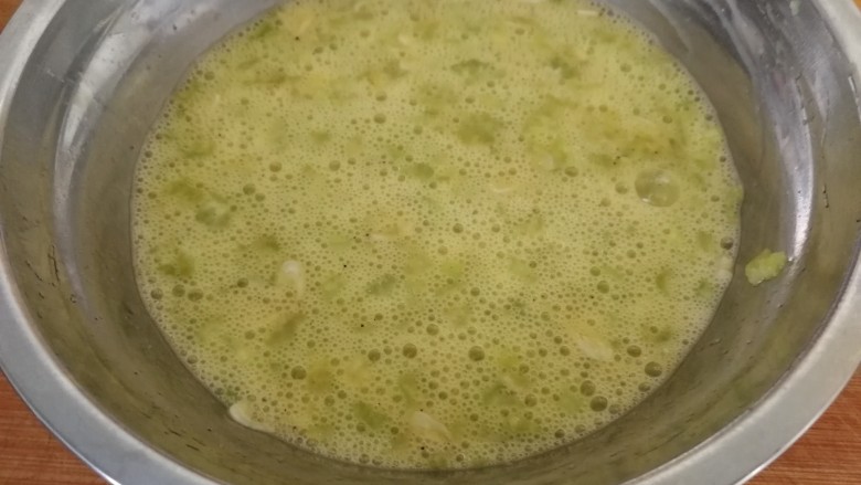 快手早餐&香芹小虾米鸡蛋饼,顺时针搅拌鸡蛋液(如图)