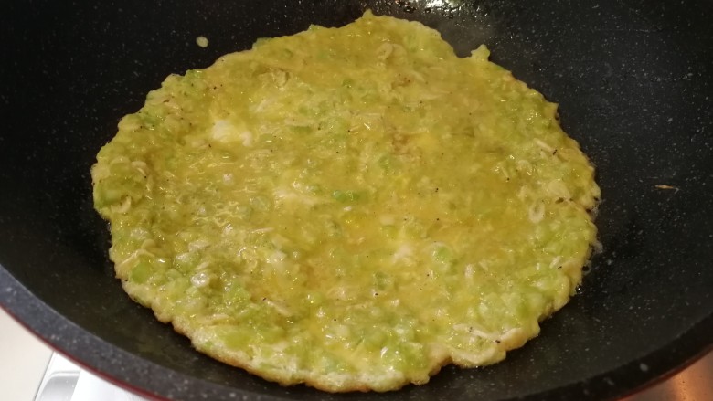 快手早餐&香芹小虾米鸡蛋饼,倒入鸡蛋液,开始煎鸡蛋饼。