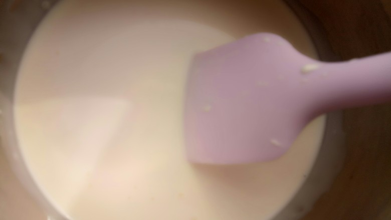 淡奶油奶油霜裱花,搅拌一下,这个时候淡奶油的温度应该跟室温差不多了。
