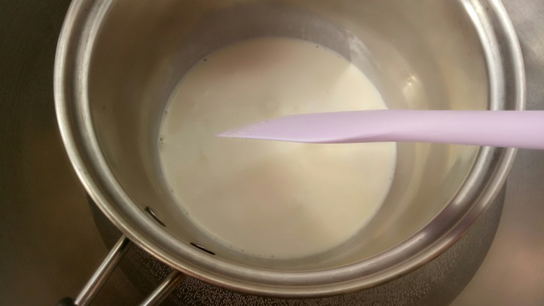 淡奶油奶油霜裱花,隔水加热至砂糖溶化,关火。