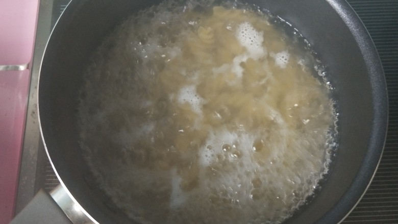 茄汁螺旋意面,锅内放水,烧开后放意面,煮开后转小火。