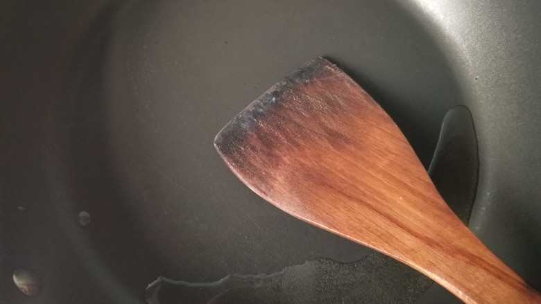 茄汁螺旋意面,另起一锅,锅内放油,烧热。
