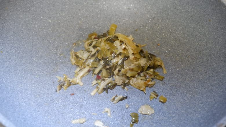 素浇头面,留底油,加入梅菜笋丝