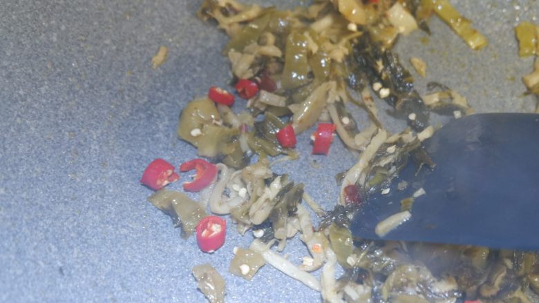素浇头面,在撒上小米椒,不吃辣的可以略过。