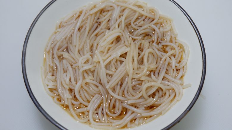 素浇头面,面条捞出,折叠平铺在面条汤中,根根分明。