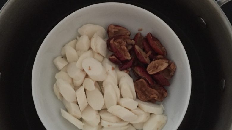 山药雪梨健脾饮,山药去皮洗净,切成小块,<a style='color:red;display:inline-block;' href='/shicai/ 2470'>红枣</a>洗净去核,一起放入蒸锅中蒸熟备用