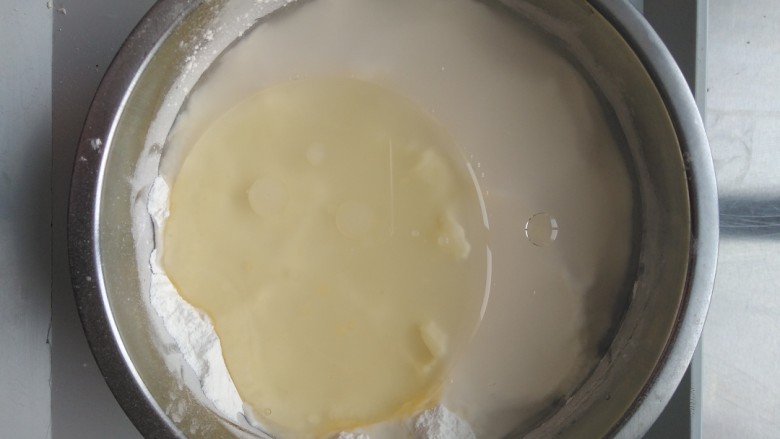 不用黄油的 雪媚娘,将雪媚娘皮全部材料混合。