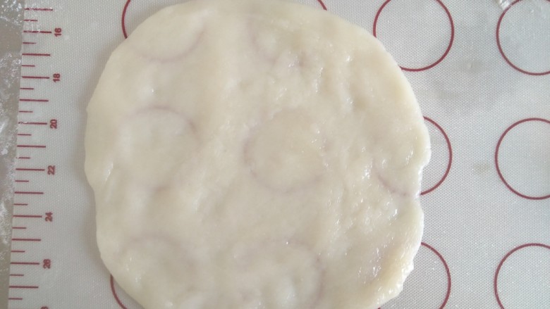 不用黄油的 雪媚娘,这个材料比例大约可以做7个大雪媚娘。
取一个擀成圆形。(可以直接把饼皮放在碗里比较好操作。)