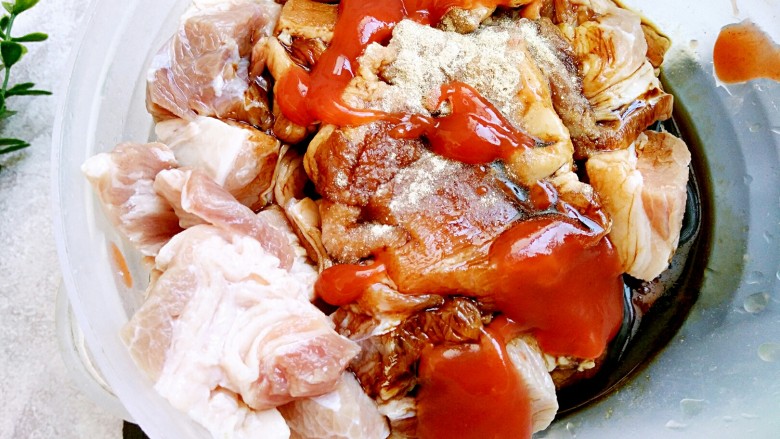 炖牛腩,牛腩控水加<a style='color:red;display:inline-block;' href='/shicai/ 699'>番茄酱</a><a style='color:red;display:inline-block;' href='/shicai/ 720'>胡椒粉</a><a style='color:red;display:inline-block;' href='/shicai/ 788'>生抽</a><a style='color:red;display:inline-block;' href='/shicai/ 762'>老抽</a>