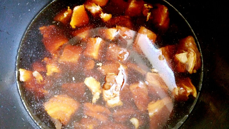 炖牛腩,电压力锅内胆洗干净,把腌好的牛腩块放进去,倒进适量水没过牛肉