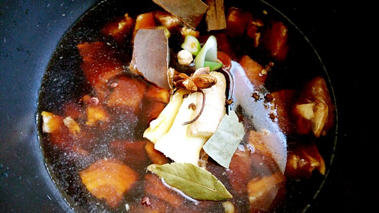 炖牛腩,把盘子里的大料倒进锅里,加少许盐