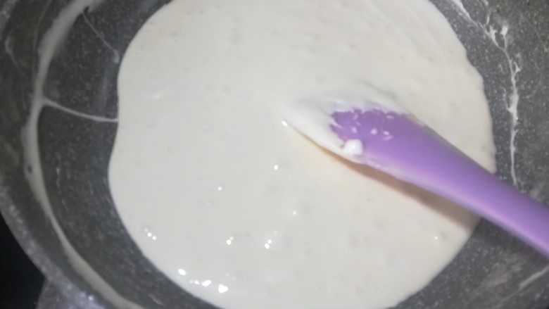 花生提子牛轧糖,在制作过程中,全程都要开小火,注意不停翻拌,否则棉花糖容易焦化,水份流失多糖也会过硬。慢慢搅拌黄油和棉花糖至完全混匀,没有多余的黄油。