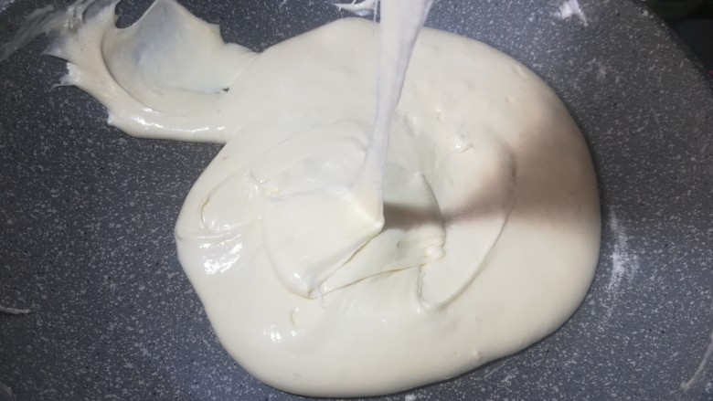 花生提子牛轧糖,耐心拌匀到至奶粉完全融化,完全混匀之后,就可以关火了。