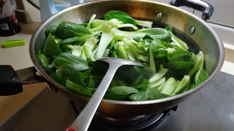 黑木耳炒青菜,青菜入锅，翻炒