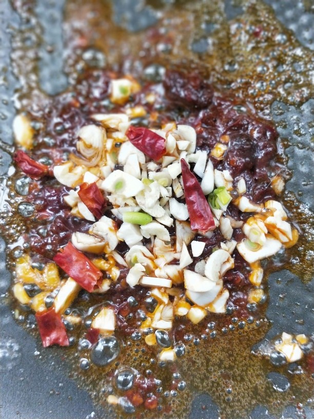 酱香土豆炒腊肠,放蒜末,干辣椒煸炒。