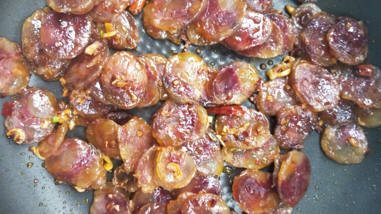 酱香土豆炒腊肠,小火翻炒,让腊肠出油。