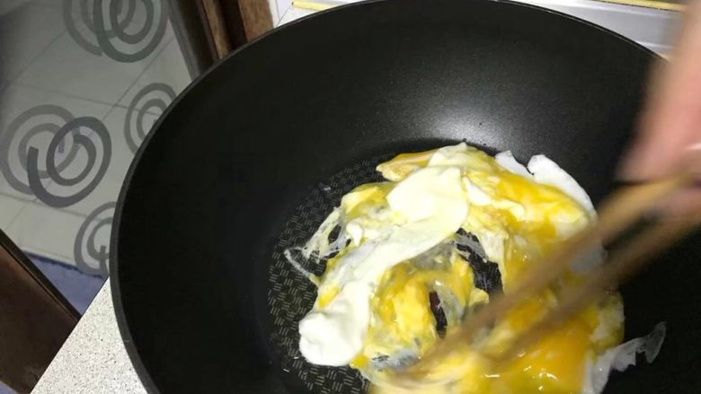 三油儿炒饭,这样炒出来的鸡蛋黄白分明,盛出备用。