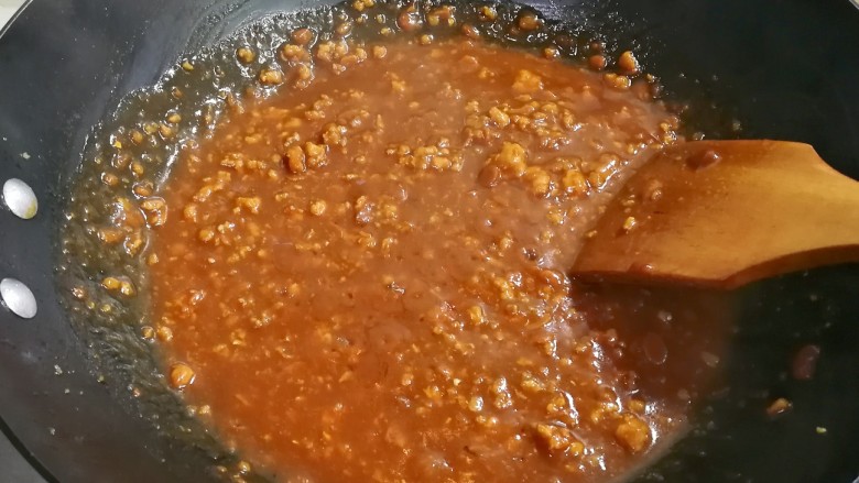 诱人黄豆猪肉炸酱,烧开小火不住搅拌,防止糊锅底