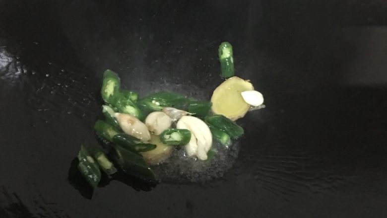 酸菜鱼,倒下辣椒下去翻炒小火出味
