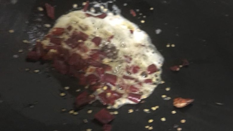 酸菜鱼,放大火再油锅,小火放辣椒干花椒翻炒出味道