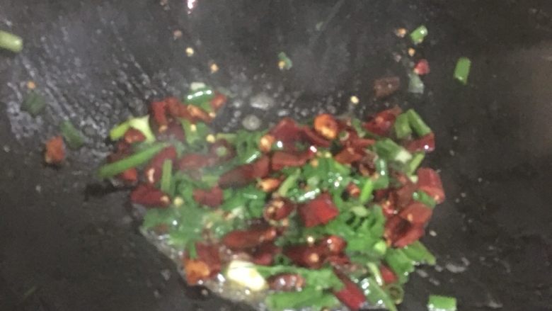 酸菜鱼,一部份香菜葱花放到盆中去,一部分放进这里翻炒有点变色马上淋到酸菜鱼盆中