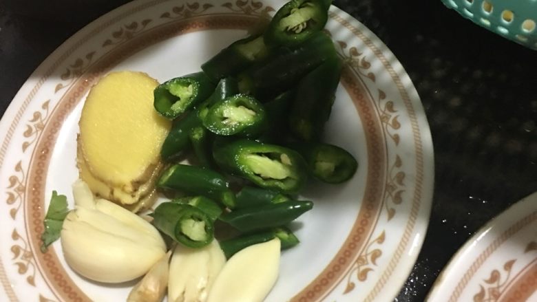 酸菜鱼,姜片蒜子辣椒准备好