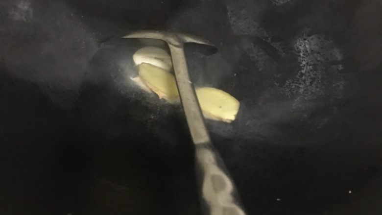 酸菜鱼,油锅小火翻炒姜丝,蒜子出味,加盐