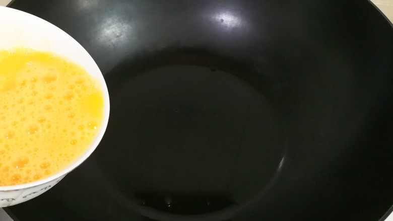 清脆西葫芦黄金蛋,热锅倒入适量食用油，倒入蛋液