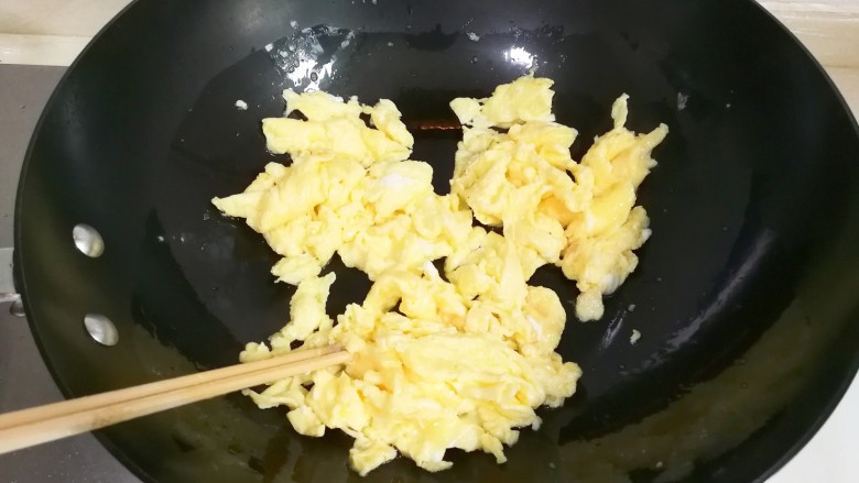 清脆西葫芦黄金蛋,立即关火划散出锅成盘