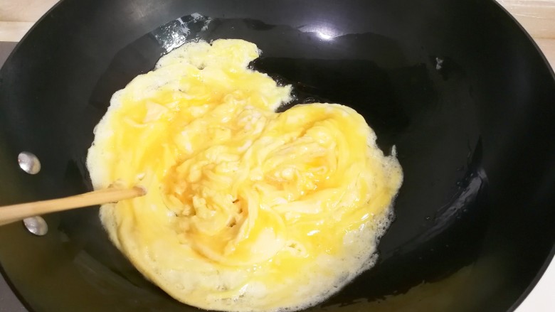 清脆西葫芦黄金蛋,划到蛋液快全部凝固