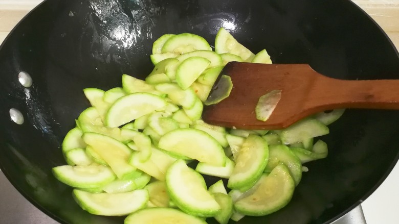 清脆西葫芦黄金蛋,锅中再放入适量食用油放入西葫芦片翻炒至软
