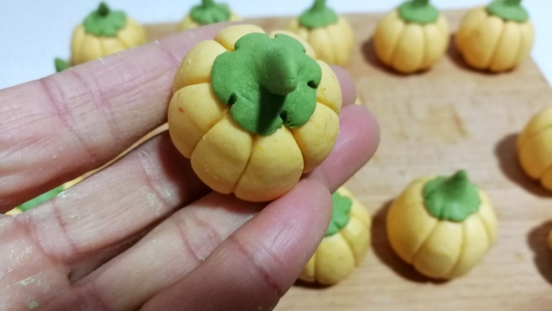 南瓜豆沙小汤圆,最后可以用牙签压出一点花纹会更形象些,当然你也可以不压直接下锅