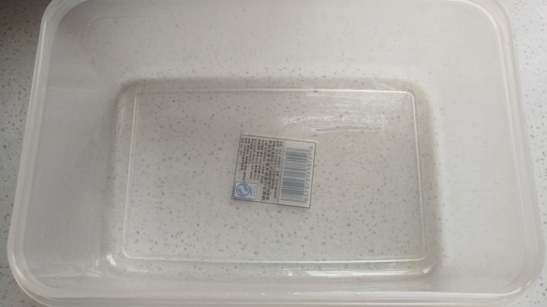 芒果豆沙黑米糕,找一个合适的盒子,刷上熟的植物油