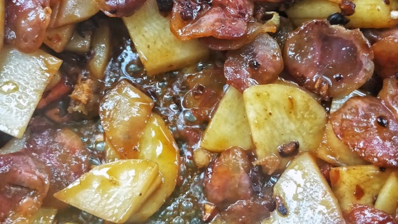 酱香土豆炒腊肠,焖至汁水收得差不多了,土豆熟了。