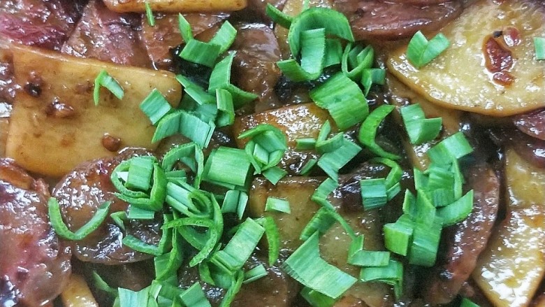酱香土豆炒腊肠,撒蒜苗叶,关火。