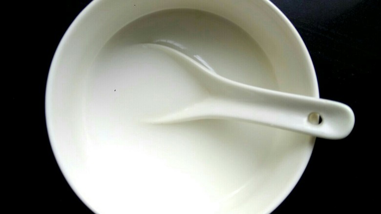 酱爆鸡丁,小碗中放入两勺淀粉,适量清水,调成淀粉汁