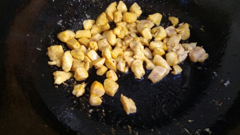酱爆鸡丁,把鸡丁放入锅中翻炒,炒至变色