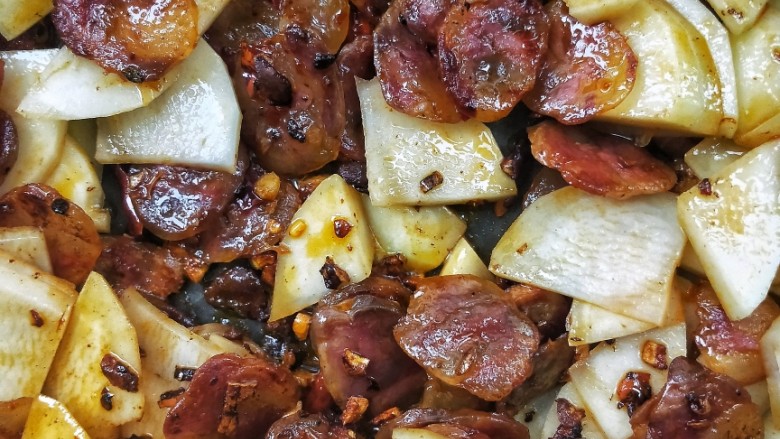 酱香土豆炒腊肠,充分将土豆腊肠翻炒均匀。
~需要翻炒勤快一些,否则土豆容易粘锅。