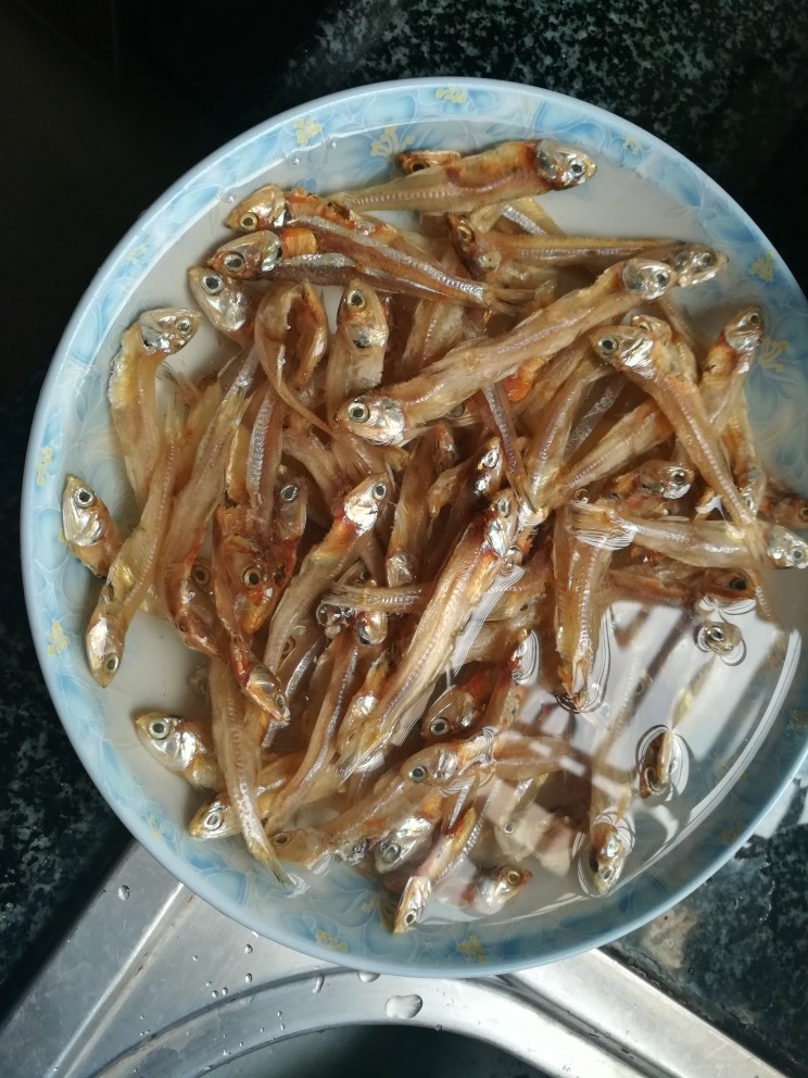 #下酒菜#炒白公鱼干,白公鱼干最好用水浸泡半小时或一小时,这样肉就软硬适中,不然很干,不好吃。