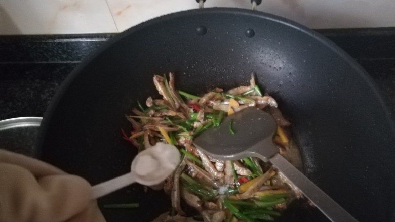 #下酒菜#炒白公鱼干,加味精,快速翻炒,起锅