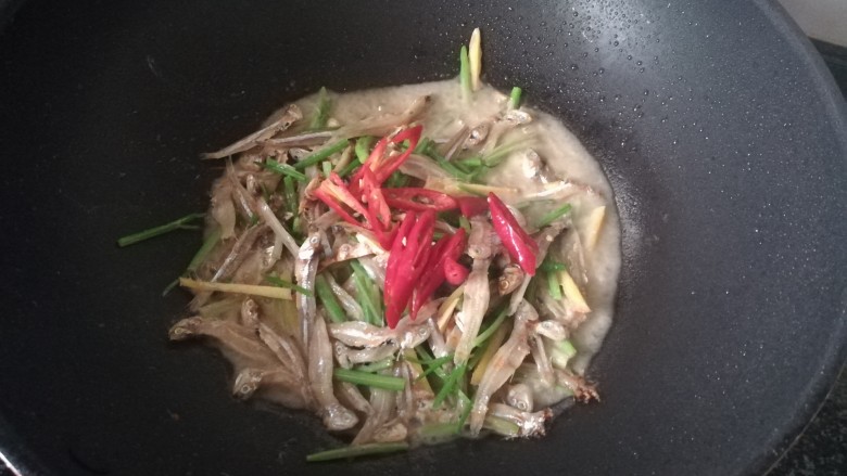 #下酒菜#炒白公鱼干,加红辣椒,喜欢辣的宝宝可以加很多辣椒酱哦,我不太喜欢,就没有加