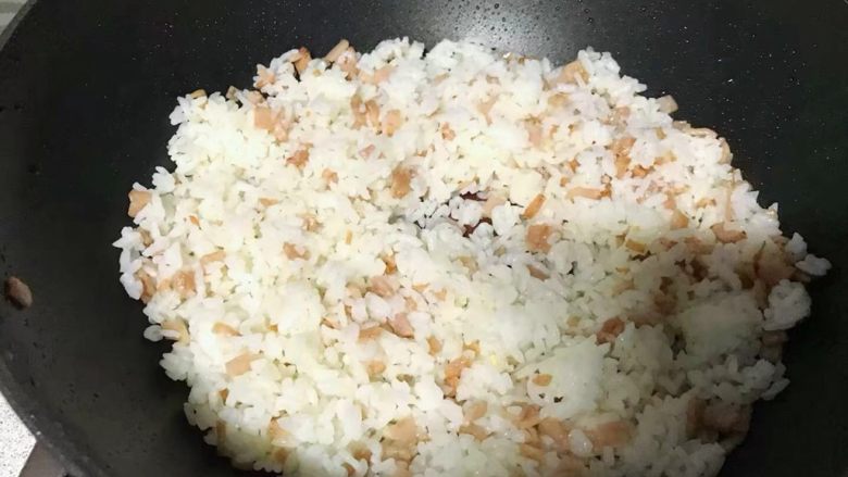 三油儿炒饭,炒散,轻轻用锅铲按着炒。